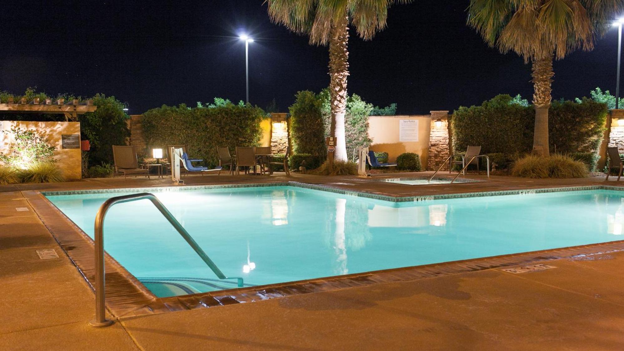 Holiday Inn Express Turlock By Ihg Exteriör bild