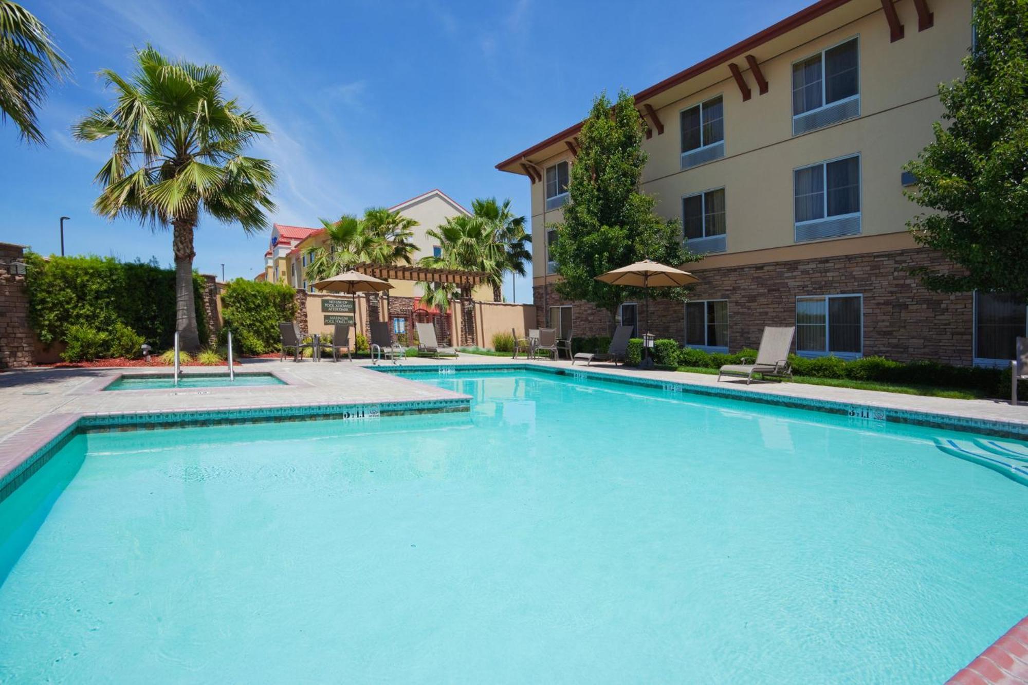 Holiday Inn Express Turlock By Ihg Exteriör bild